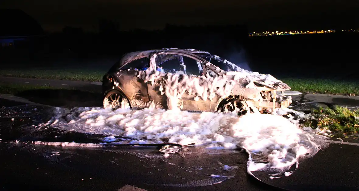 Brand onder motorkap van auto tijdens het rijden - Foto 4