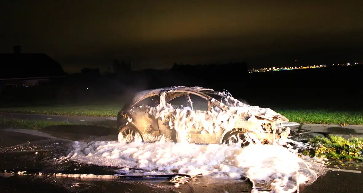 Brand onder motorkap van auto tijdens het rijden - Foto 6