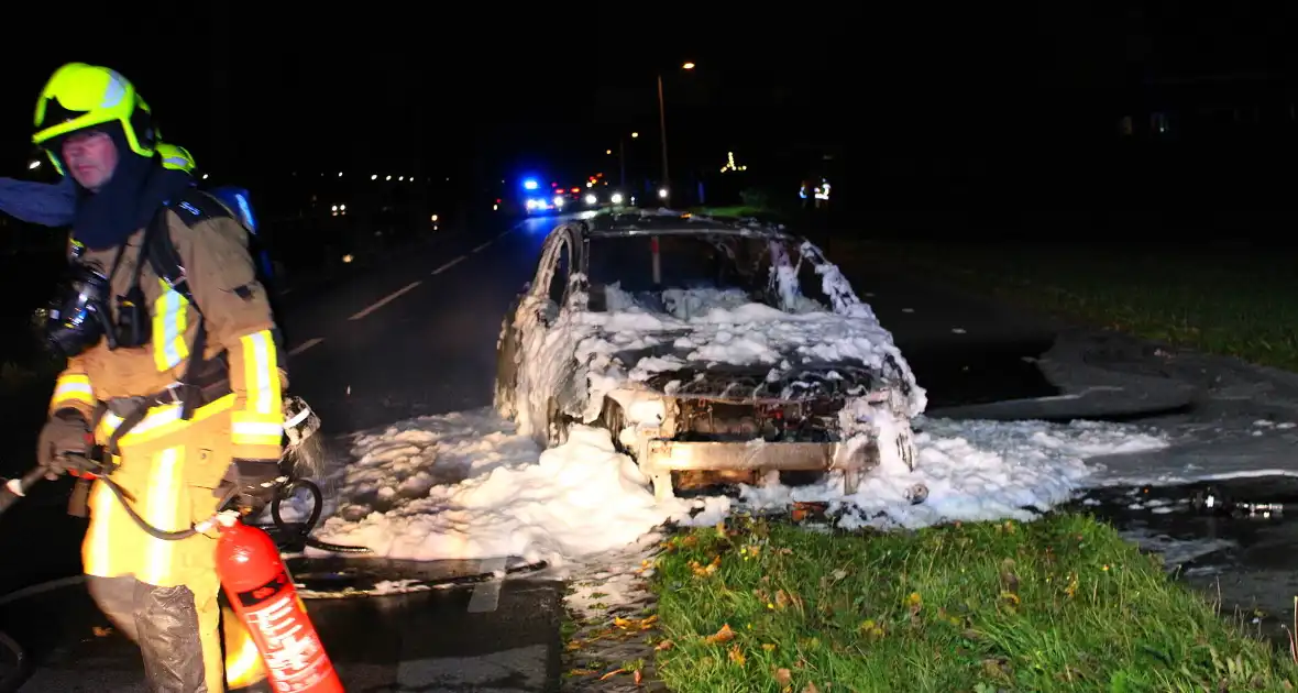 Brand onder motorkap van auto tijdens het rijden - Foto 8