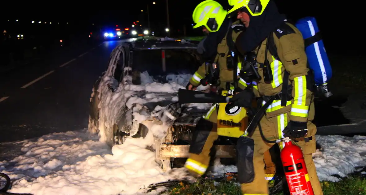 Brand onder motorkap van auto tijdens het rijden - Foto 9