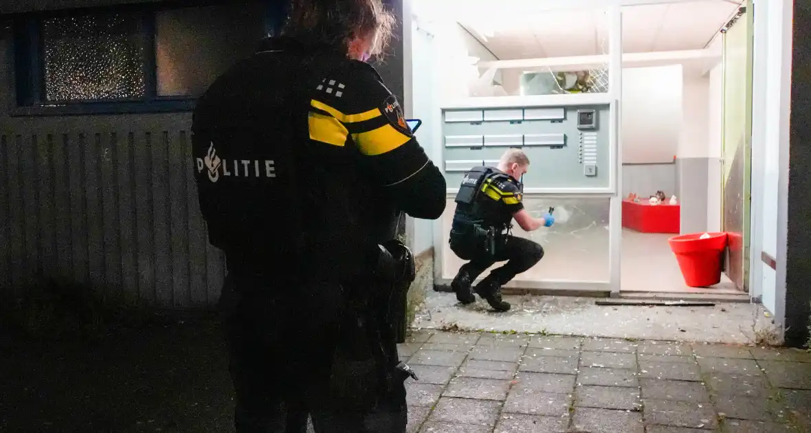 Politie doet onderzoek naar explosie bij portiek