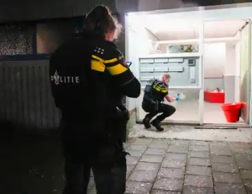 Politie doet onderzoek naar explosie bij portiek