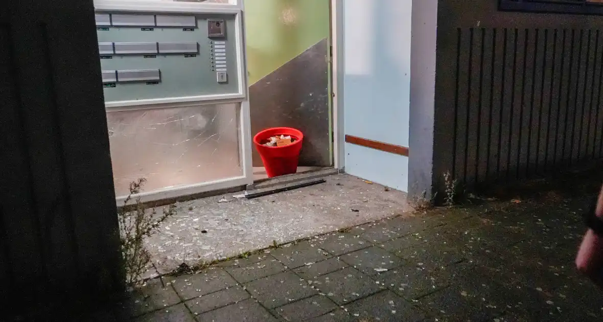 Politie doet onderzoek naar explosie bij portiek - Foto 6