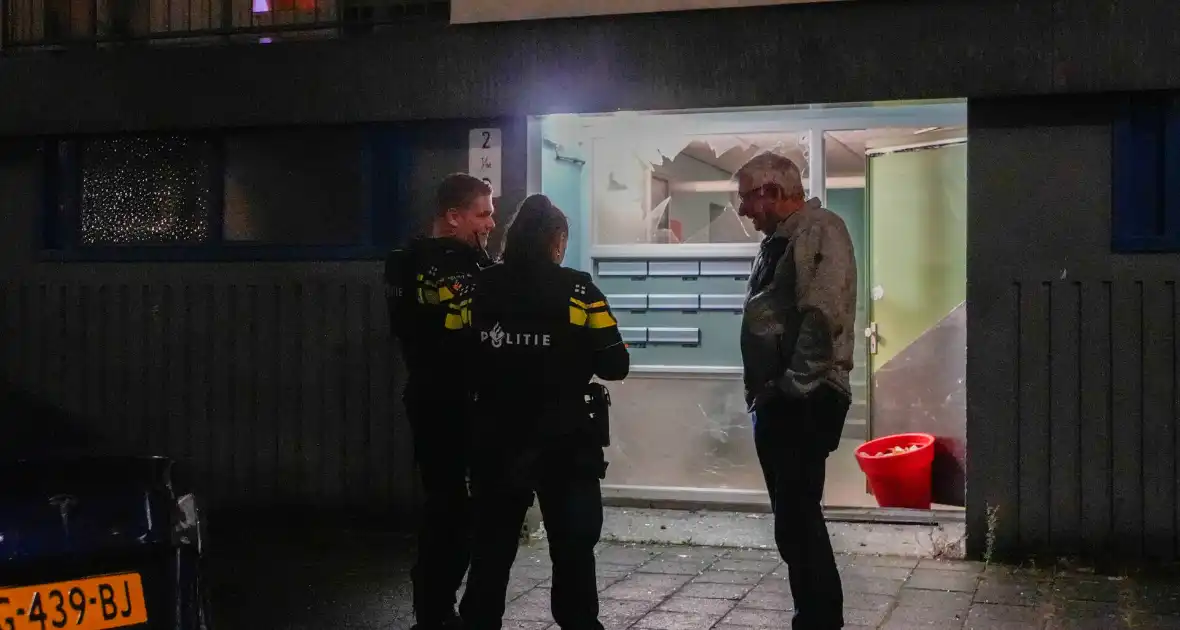 Politie doet onderzoek naar explosie bij portiek - Foto 7