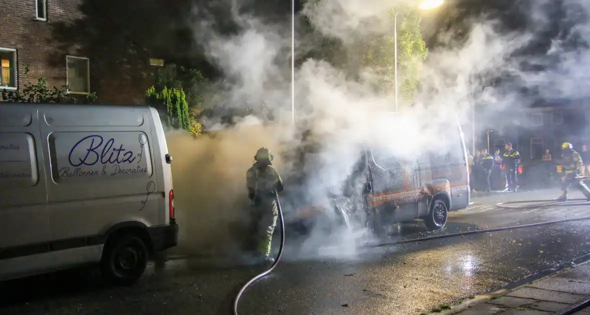 Bestelbus verwoest bij brand