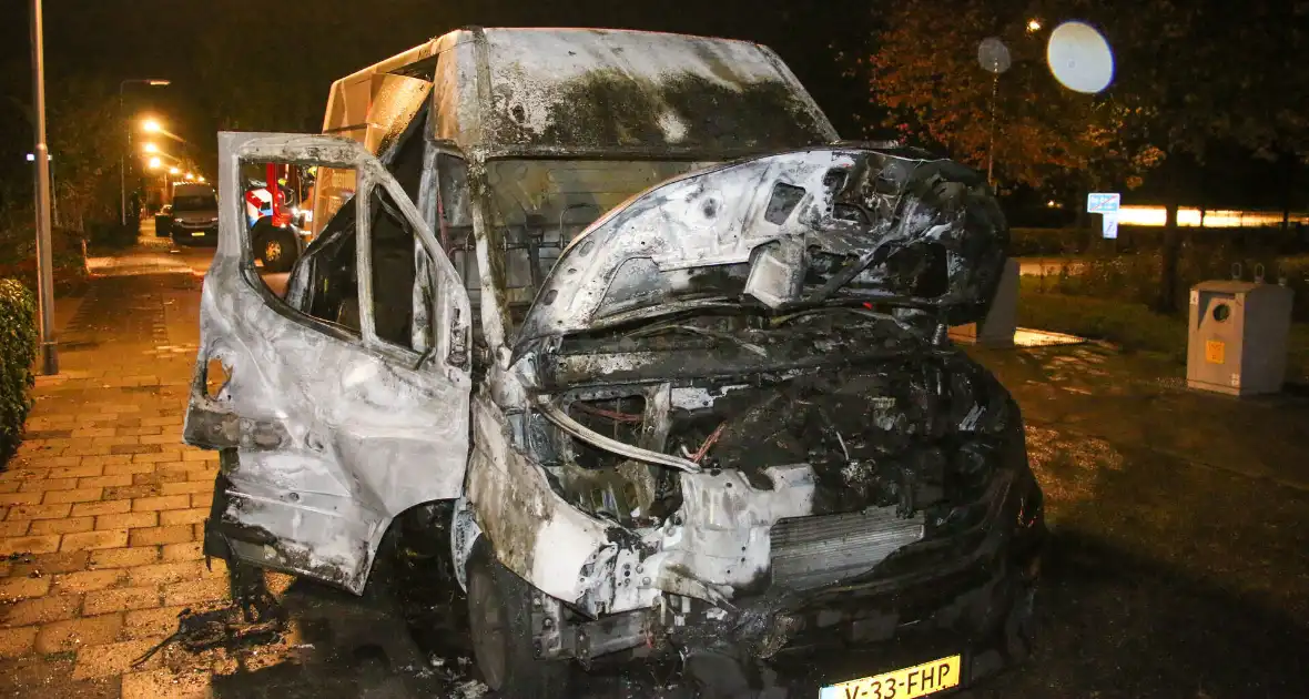 Bestelbus verwoest bij brand - Foto 10