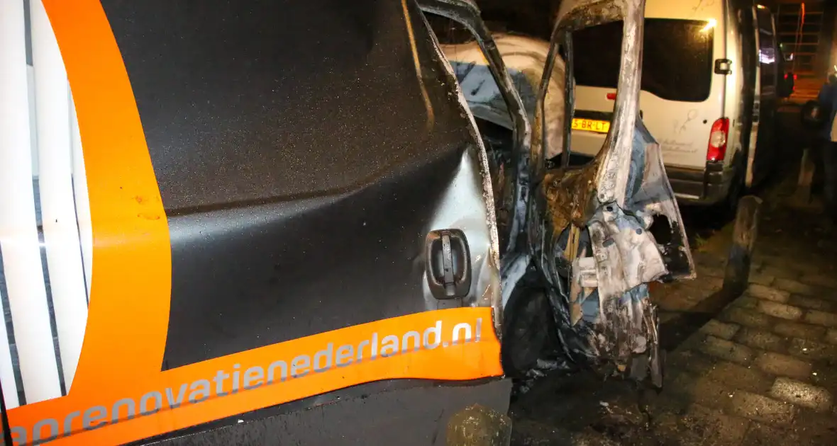 Bestelbus verwoest bij brand - Foto 11