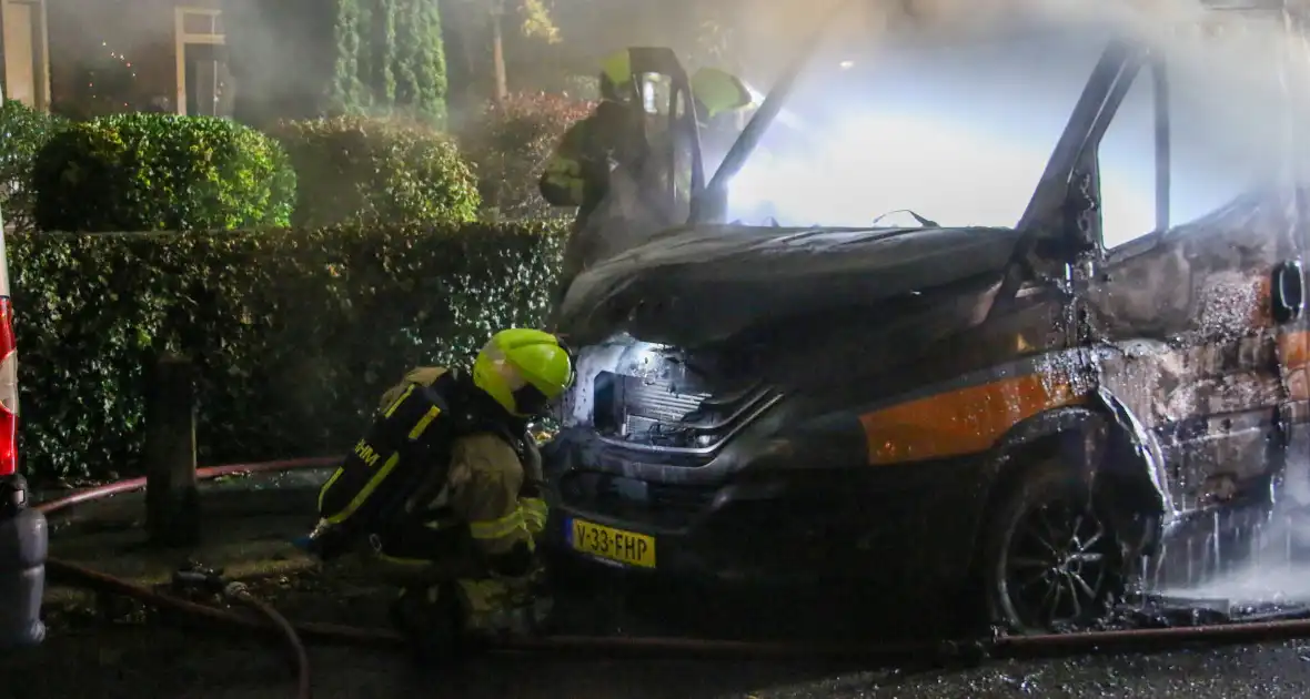 Bestelbus verwoest bij brand - Foto 3