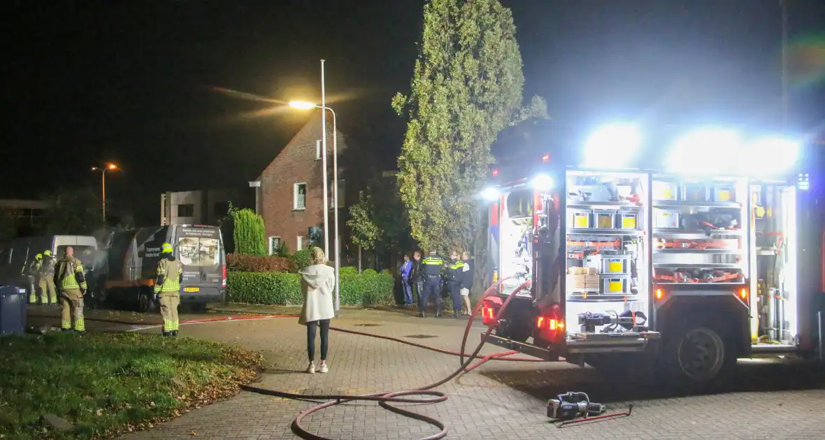 Bestelbus verwoest bij brand - Foto 6