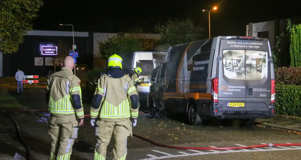 Bestelbus verwoest bij brand - Foto 7