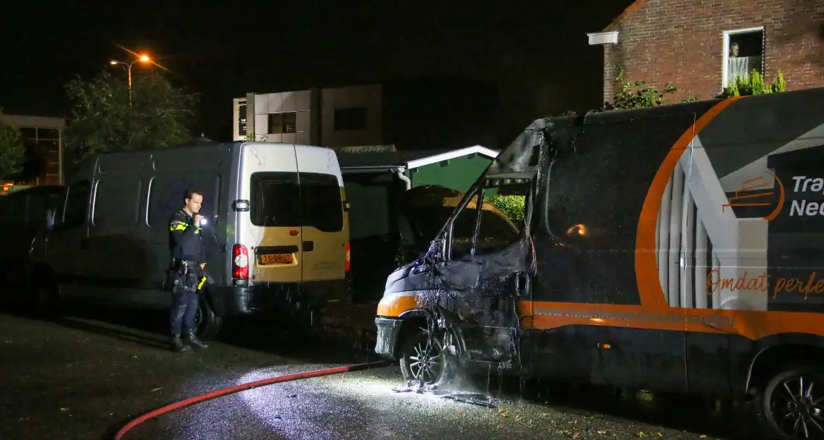 Bestelbus verwoest bij brand - Foto 9