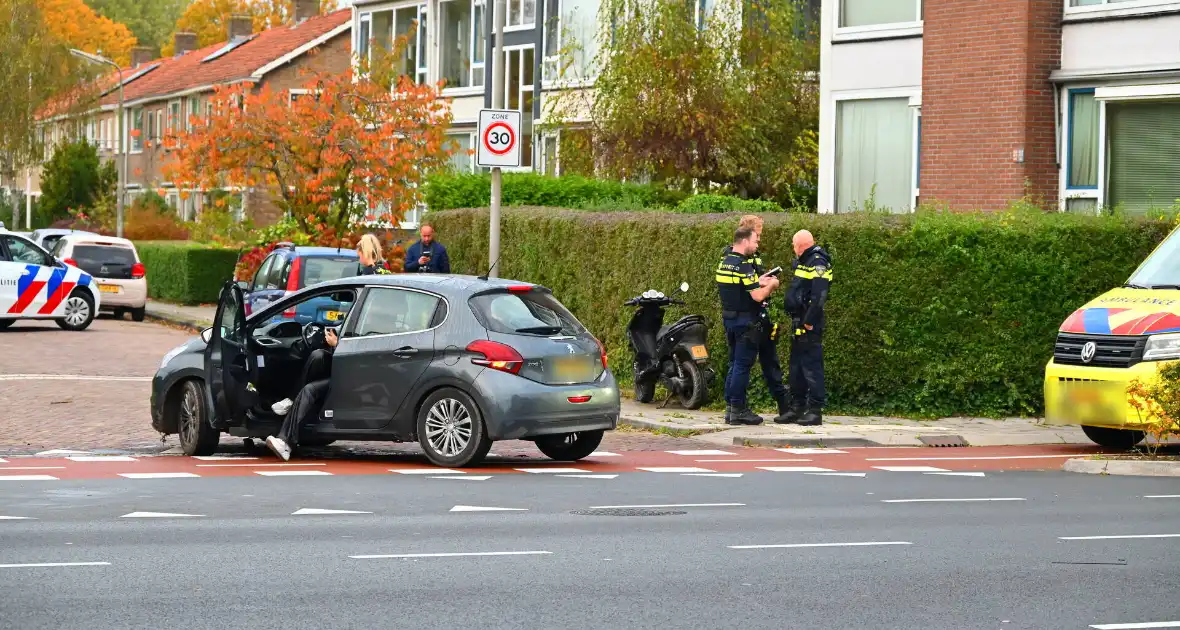 Scooterrijder gewond na ongeval met afslaande auto - Foto 1