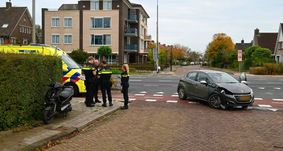 Scooterrijder gewond na ongeval met afslaande auto - Foto 2