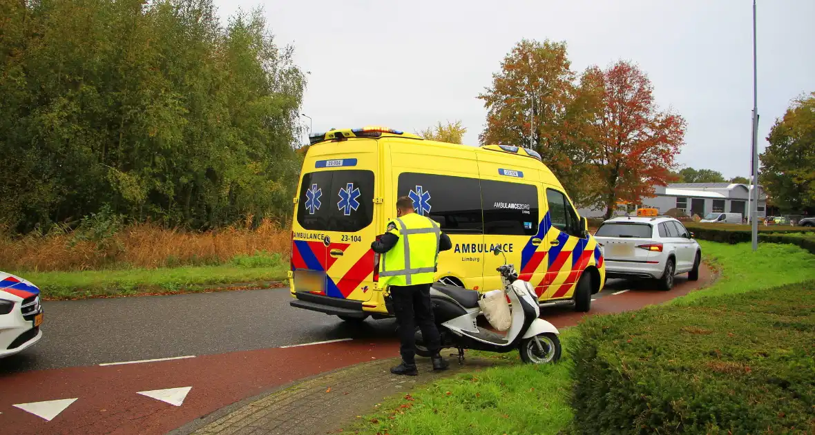 Scooterrijder valt op rotonde