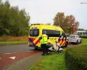 Scooterrijder valt op rotonde