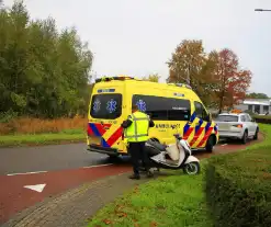 Scooterrijder valt op rotonde