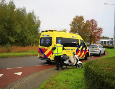 Scooterrijder valt op rotonde