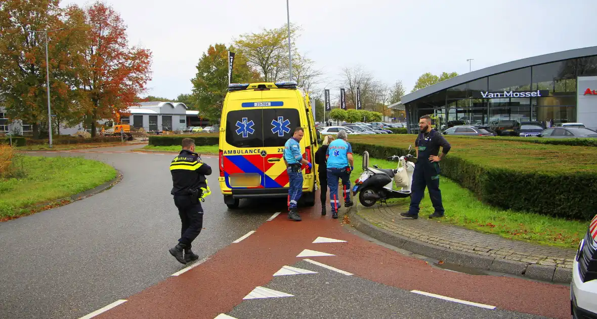 Scooterrijder valt op rotonde - Foto 3