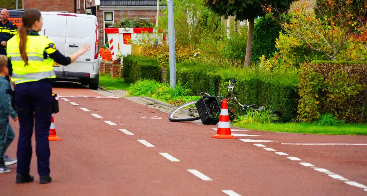 Fietser zwaargewond naar aanrijding met bestelbus