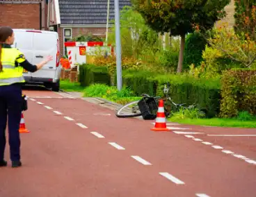 Fietser zwaargewond naar aanrijding met bestelbus