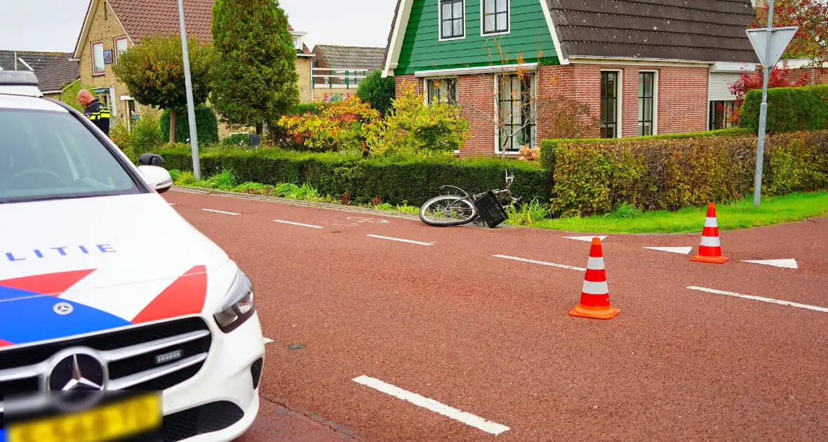 Fietser zwaargewond naar aanrijding met bestelbus - Foto 1