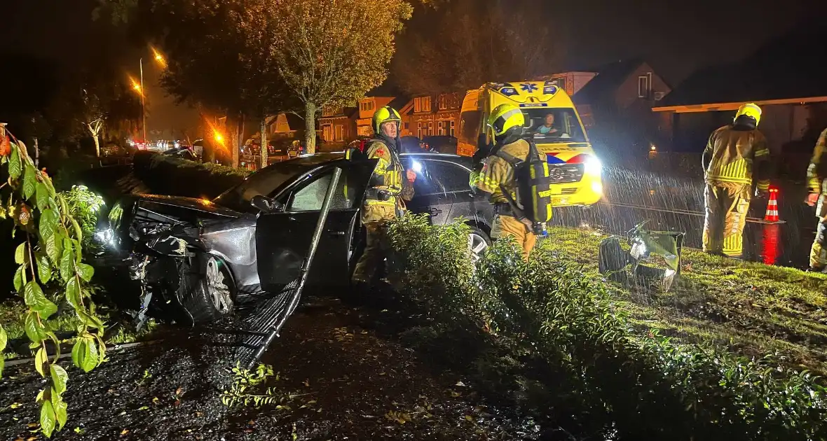 Personenauto ramt geparkeerde auto en belandt in voortuin