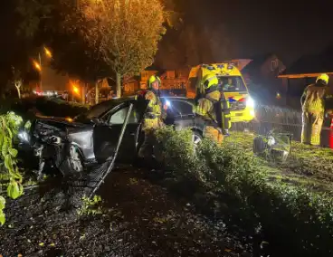 Personenauto ramt geparkeerde auto en belandt in voortuin