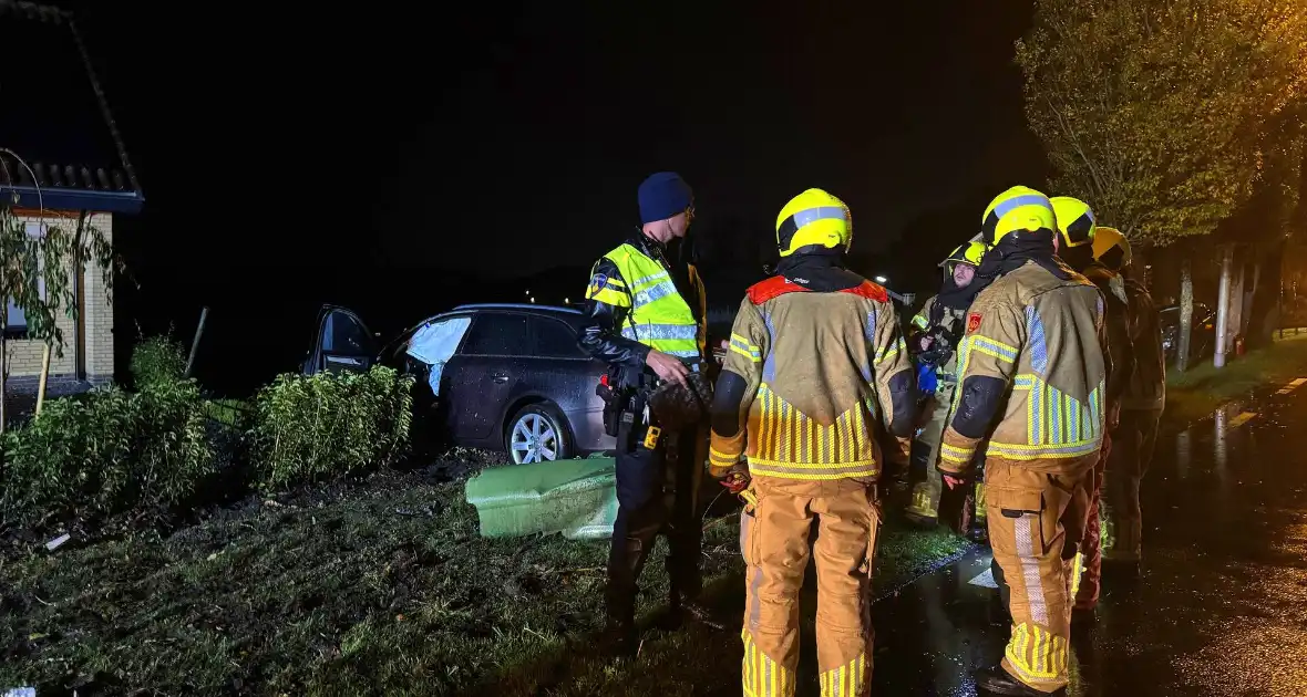 Personenauto ramt geparkeerde auto en belandt in voortuin - Foto 1