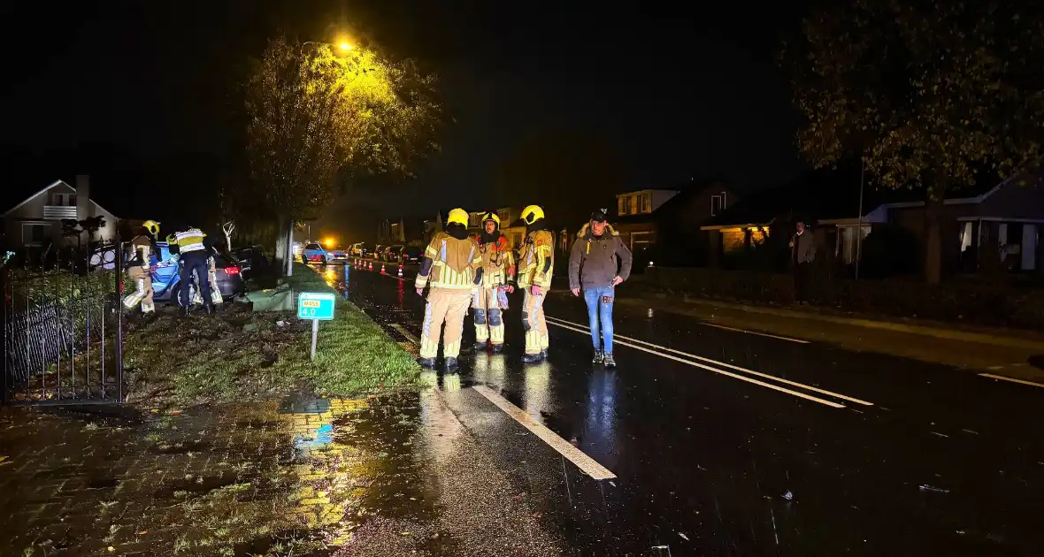 Personenauto ramt geparkeerde auto en belandt in voortuin - Foto 3