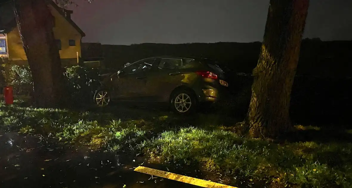 Personenauto ramt geparkeerde auto en belandt in voortuin - Foto 5