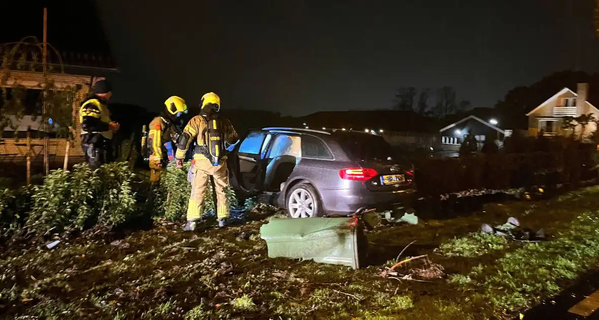 Personenauto ramt geparkeerde auto en belandt in voortuin - Foto 6