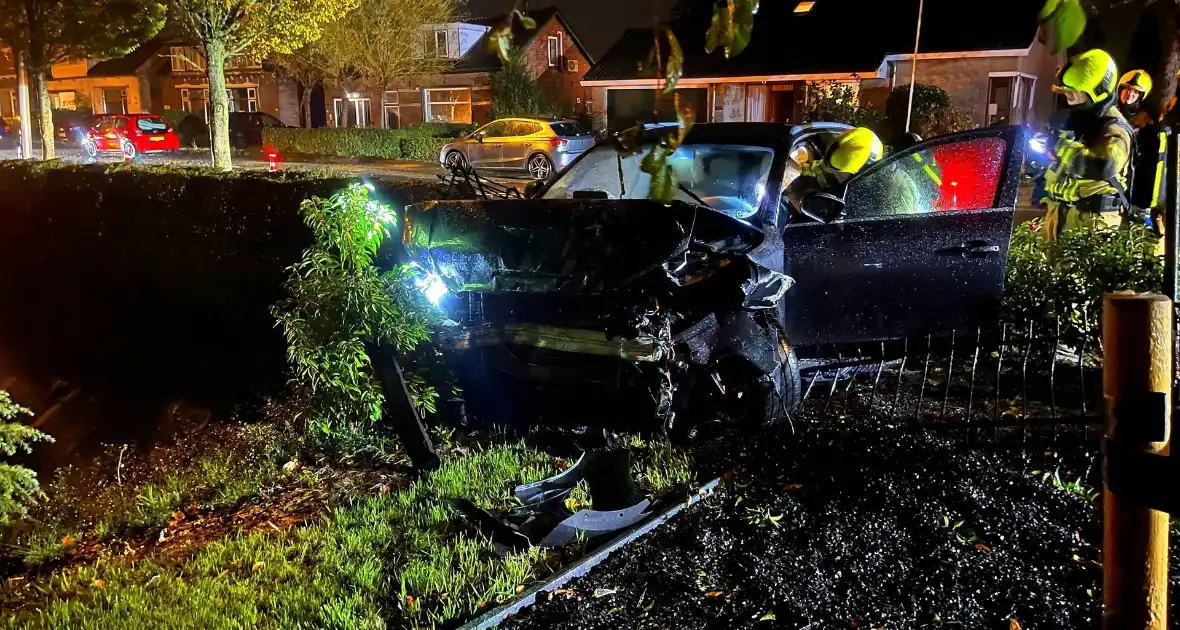 Personenauto ramt geparkeerde auto en belandt in voortuin - Foto 7