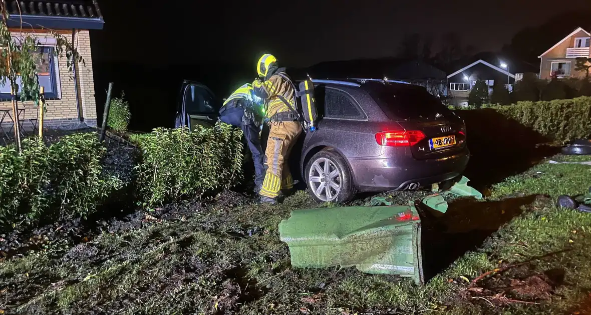 Personenauto ramt geparkeerde auto en belandt in voortuin - Foto 8