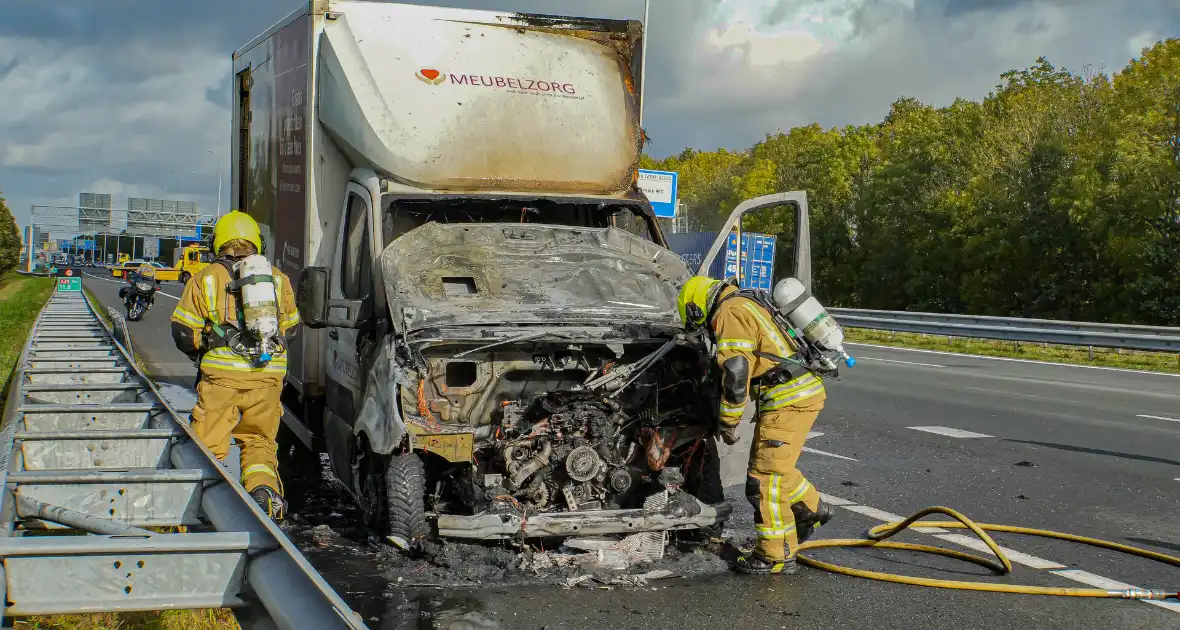 Cabine van meubelbezorger volledig uitgebrand op snelweg