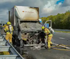 Cabine van meubelbezorger volledig uitgebrand op snelweg