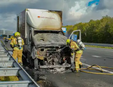 Cabine van meubelbezorger volledig uitgebrand op snelweg