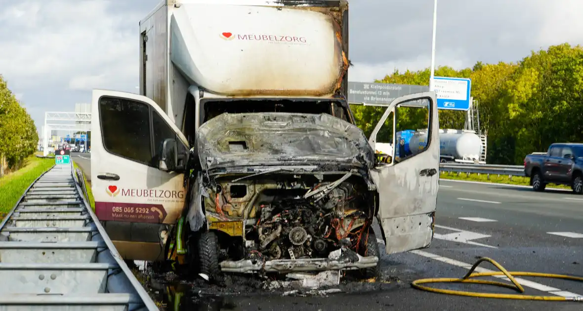 Cabine van meubelbezorger volledig uitgebrand op snelweg - Foto 1