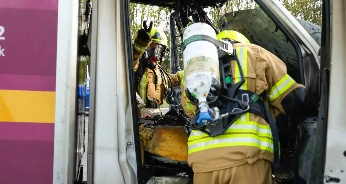 Cabine van meubelbezorger volledig uitgebrand op snelweg - Foto 2