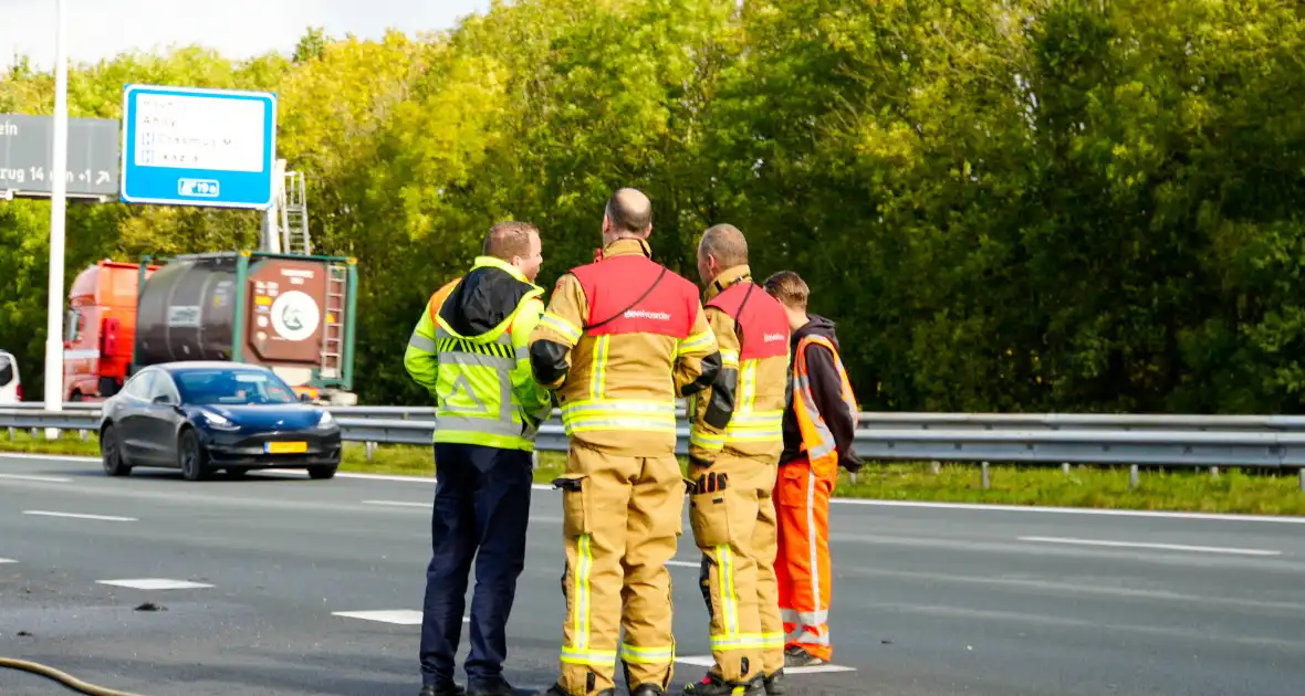 Cabine van meubelbezorger volledig uitgebrand op snelweg - Foto 3