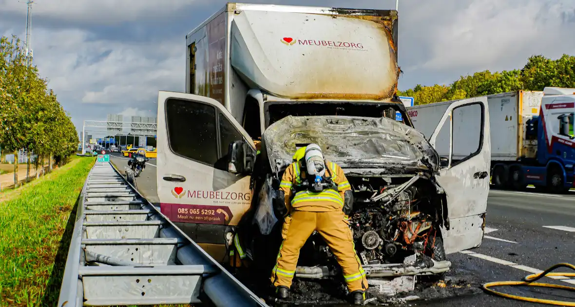 Cabine van meubelbezorger volledig uitgebrand op snelweg - Foto 4