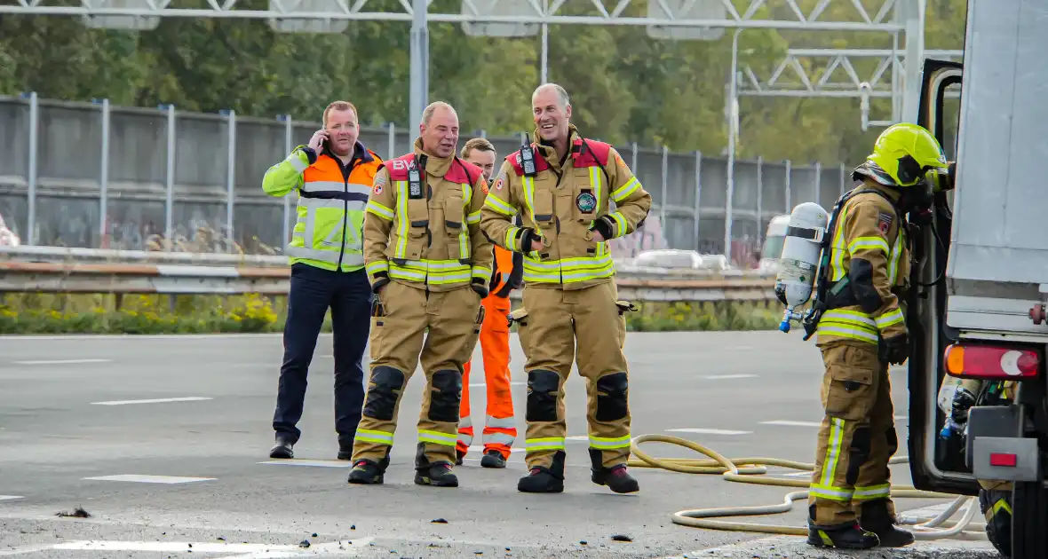 Cabine van meubelbezorger volledig uitgebrand op snelweg - Foto 5