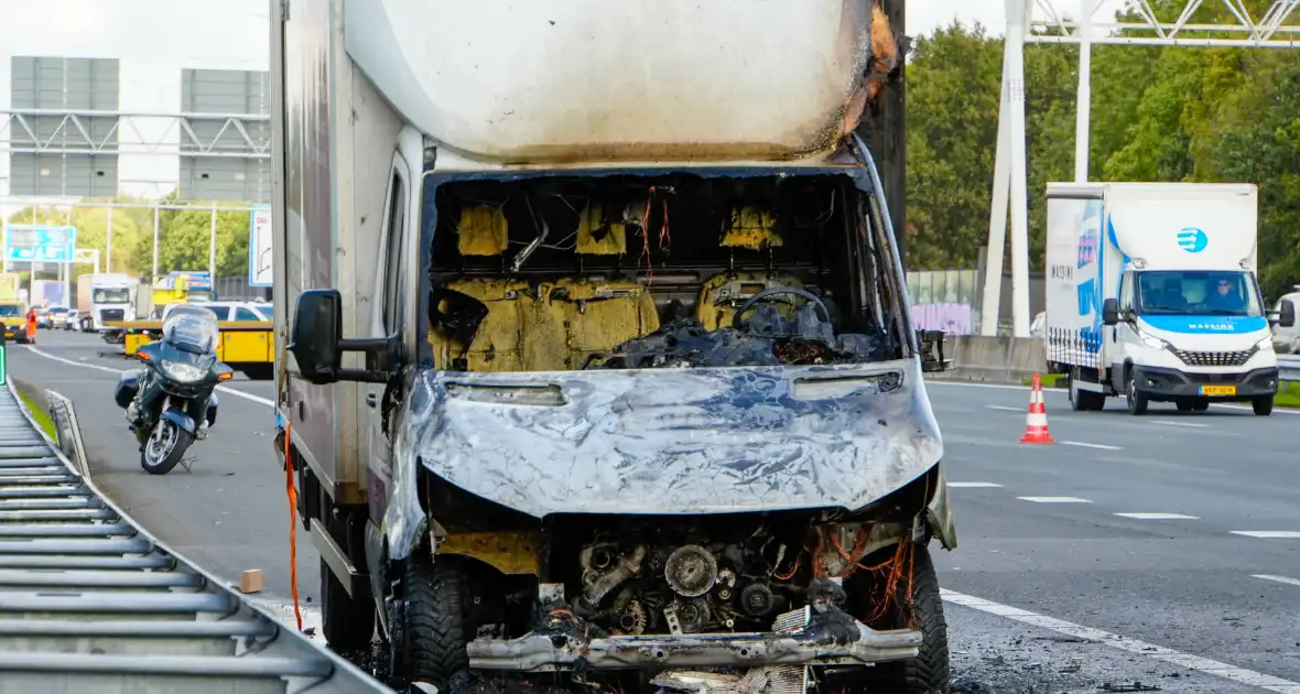 Cabine van meubelbezorger volledig uitgebrand op snelweg - Foto 7