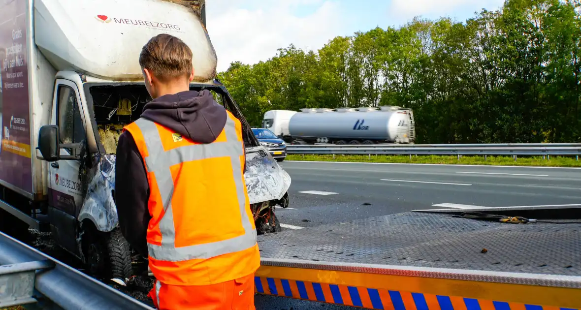 Cabine van meubelbezorger volledig uitgebrand op snelweg - Foto 8