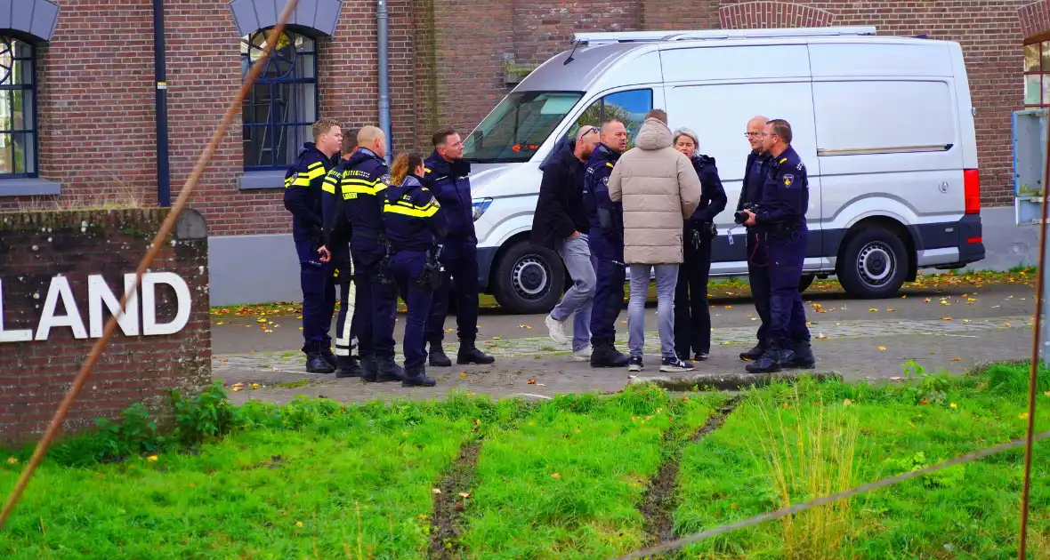 Bandensporen leiden naar overleden persoon in auto onder water