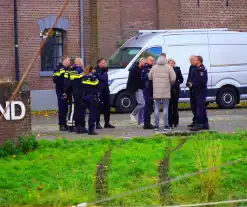 Bandensporen leiden naar overleden persoon in auto onder water