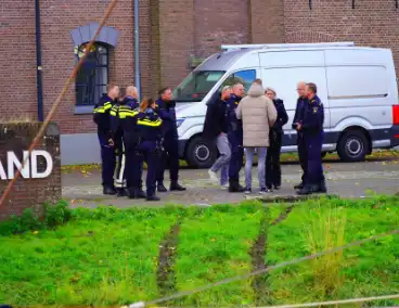 Bandensporen leiden naar overleden persoon in auto onder water