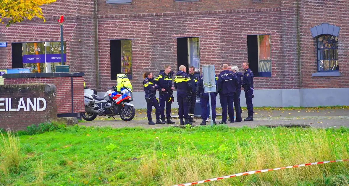 Bandensporen leiden naar overleden persoon in auto onder water - Foto 1