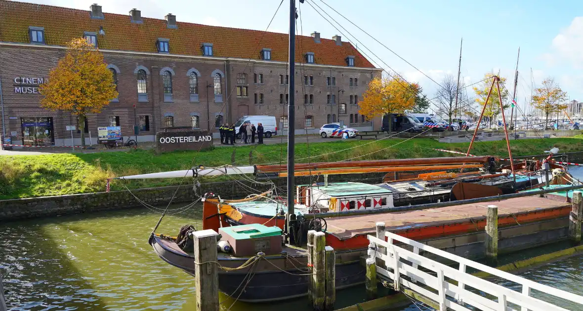 Bandensporen leiden naar overleden persoon in auto onder water - Foto 2