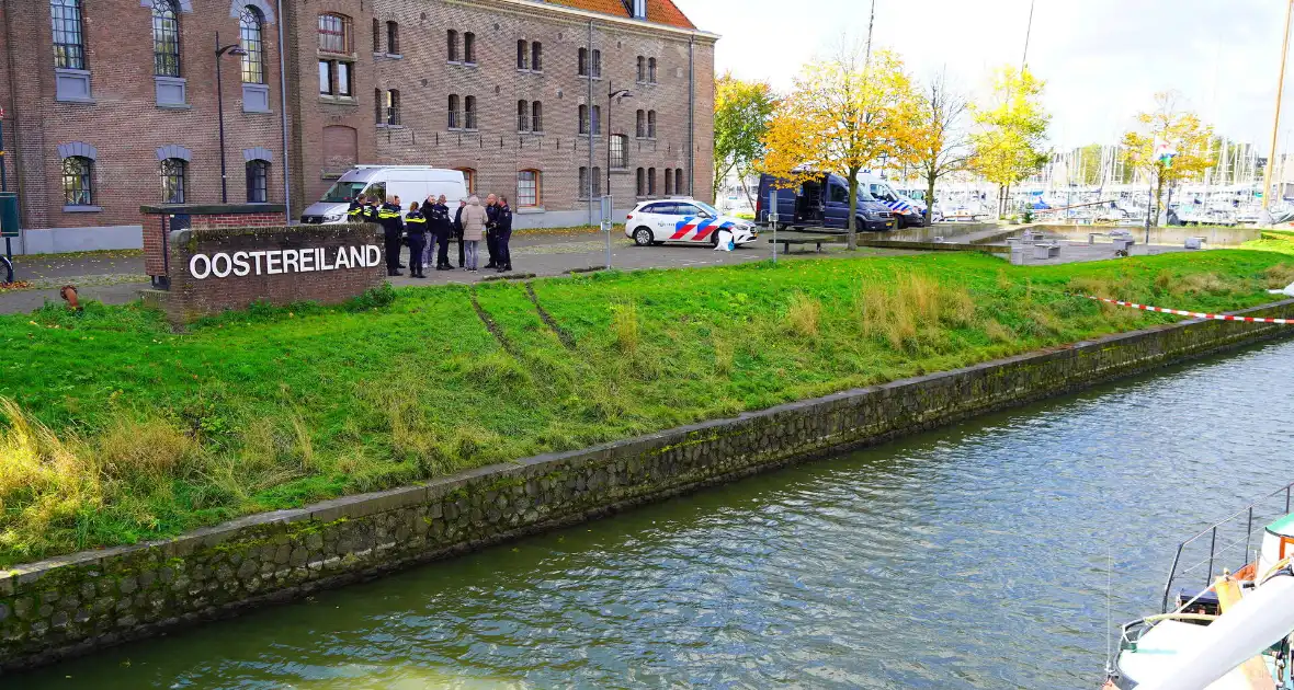 Bandensporen leiden naar overleden persoon in auto onder water - Foto 3