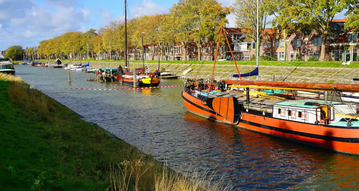 Bandensporen leiden naar overleden persoon in auto onder water - Foto 4